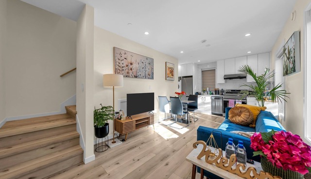 Most Private & Spacious 2 Bed/1 Full Bathroom Laneway House
