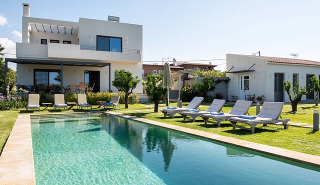 MOUSIKI, elegant villa with pool, terrace, and garden. 450 m from the beach