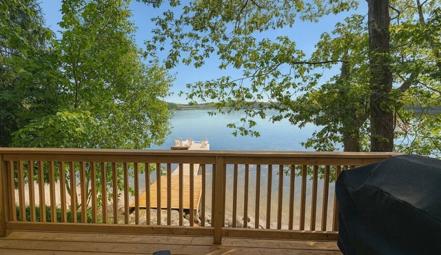 Muskoka Waterfront Cottage on Three Mile Lake