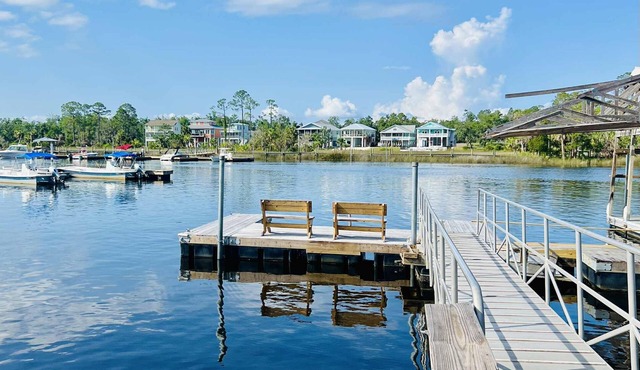Nauti Hookers, deep water access in Steinhatchee with a boat slip, cold AC, WiFi