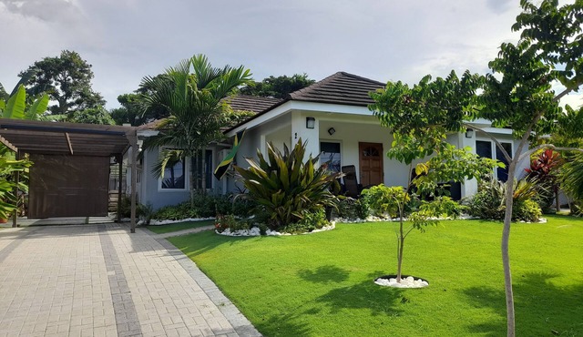 Near Dunn's River Falls, w/Pool, Beach Access, A/C, WiFi, Playpen & baby bath