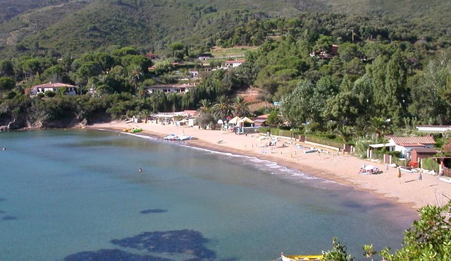 Near the bellisima Straccoligno beach cared apartment.