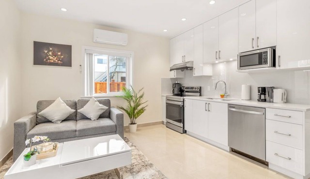New 3BR Laneway - Quiet Area Near Downtown