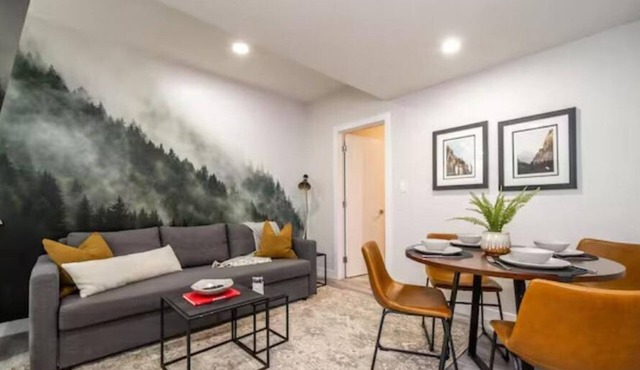 NEW - Mountain Chic Escape - Whyte Ave - Netflix - Clean!