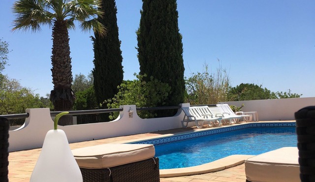 New! Quiet location with private pool and sea view