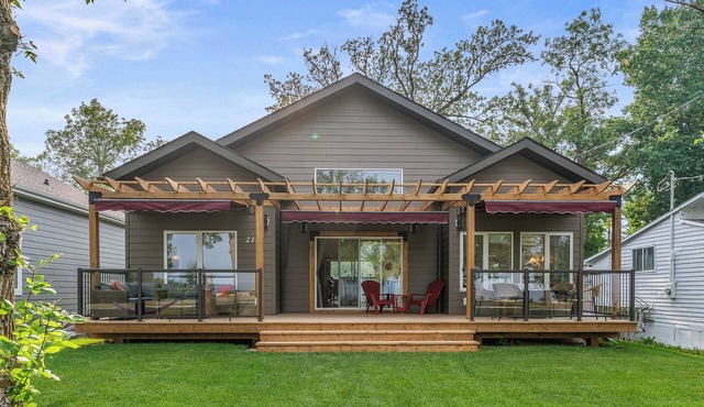 New Waterfront Luxury Cabin on Lake Winnipeg