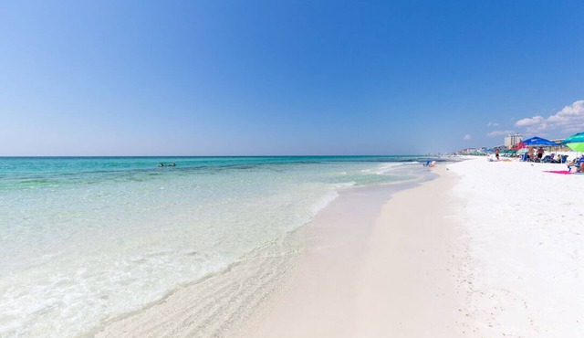 Newly furnished remodeled 1st fl condo w/pool in heart of Destin close to beach!