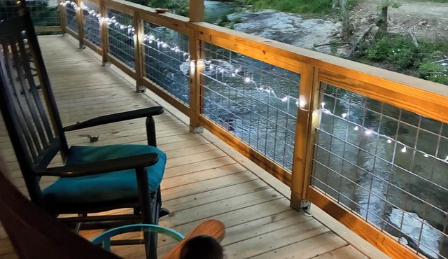 Newly refreshed! On the water ~ Riverside Mountain Getaway ~ RELAX & REJUVENATE!