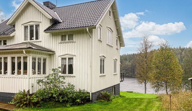 Nice home in Ambjörnarp with lake view
