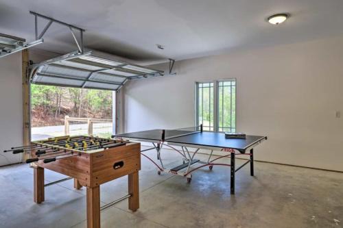 Nine Peaks - Mountain Retreat, Balcony, Hot Tub, and Grill!