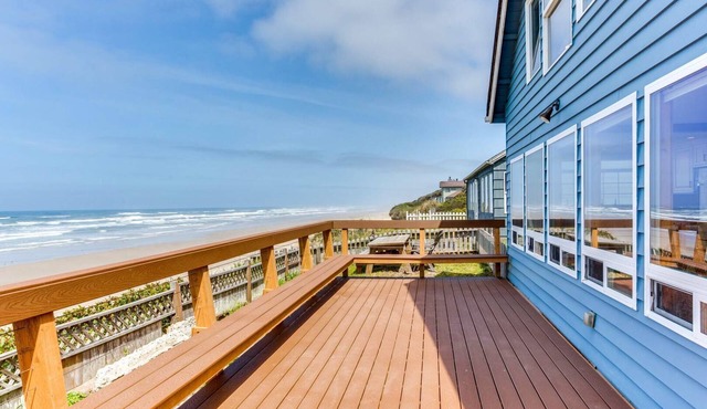 Oceanfront home with hot tub! Near Yachats! Dog Friendly!