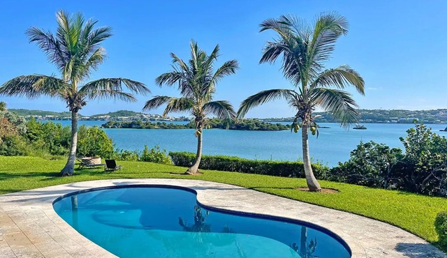 “Oceanfront Paradise Property: access to pool, ocean and Complimentary Kayaks”