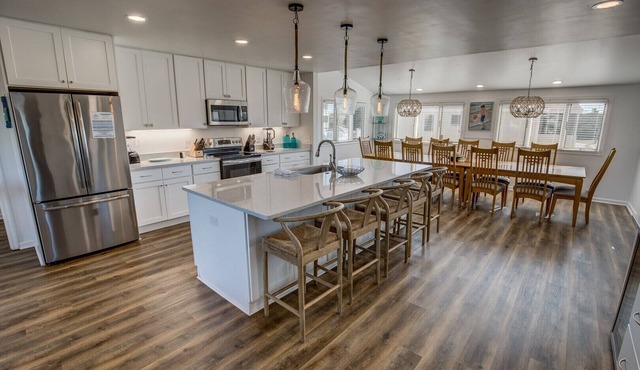 Oceanview, Private Pool, Sleeps 16, Dogs okay, close to beach, PICKLEBALL COURT!