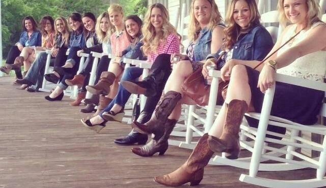 ON THE WATER! CLOSE TO CITY! GIRLS WEEKEND OR FAM. VERY PRIVATE! RIVER VIEWS!