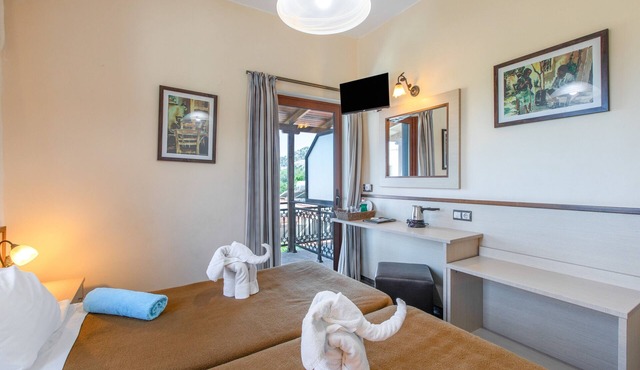 One Bedroom Beachfront Apartment with Sea View in Agia Galini