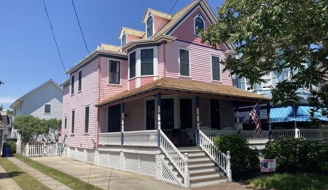One Short Block to Beach - Spacious Victorian - 1st Floor Bed and Bath