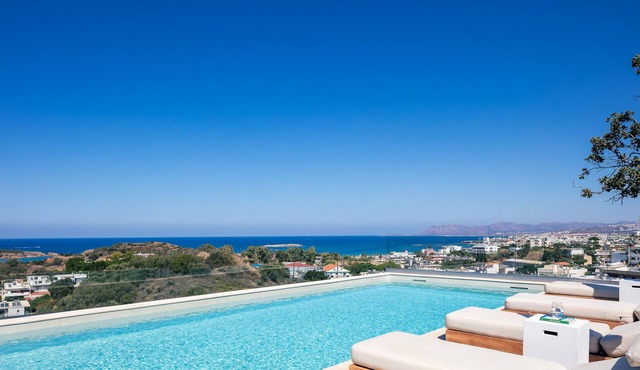 Panoramic sea & city views, gym, sauna, fire pit!