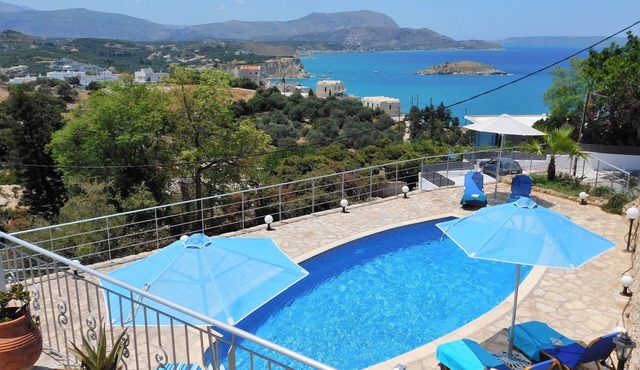 Panoramic views & a Private Pool. Walk to beach & tavernas in Almyrida or Plaka.