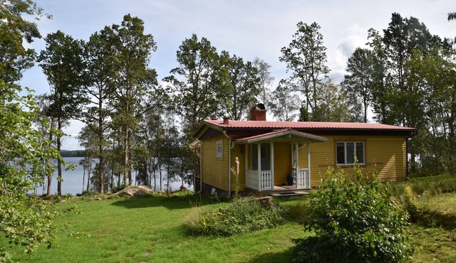 Paradise home by a lake, for anglers, canoeists, hikers and cyclists