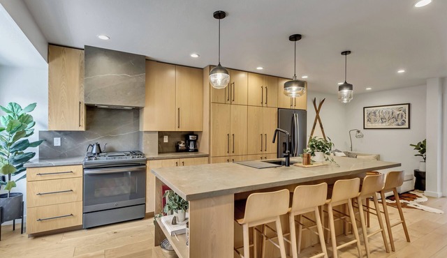 Parkside Paradise. Modern 3BR/2BA Haven. 10min Walk to Ski Lifts & Main Street.