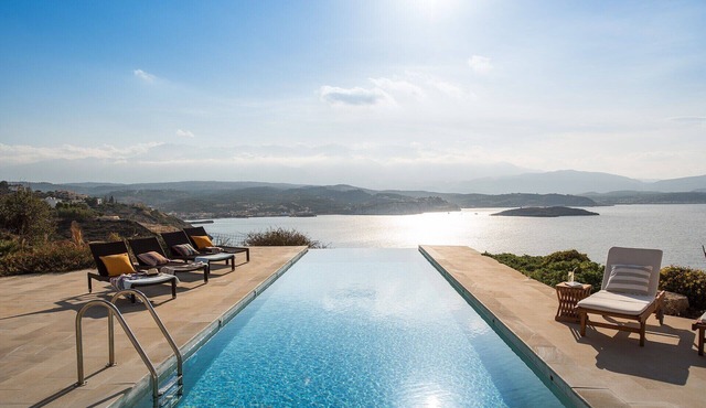 PENINSULA. Unique villa on the edge of the Plaka coast of Almyrida.
