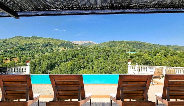 Perfect for groups! Covered outdoor kitchen, Private pool. Close restaurant
