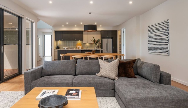 Pet Friendly - Aura Family Home by the Bay