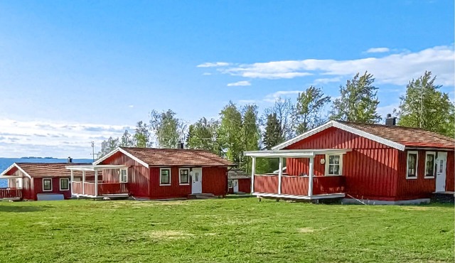 Practical cottage right on the shore of Lake Vänern.