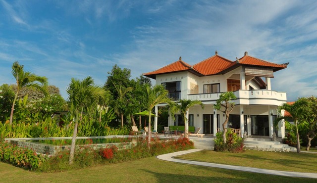 Private 3 bedroom villa direct on the beach in North Bali, Lovina area