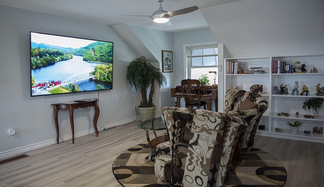 Private 800 sq ft Luxurious apartment/separate entrance.