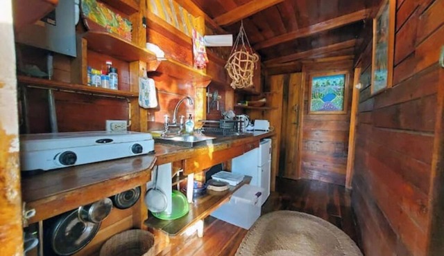 Private beachfront paradise 2cottages & 2 rooms in Bluefield's Bay AC, Wi-Fi