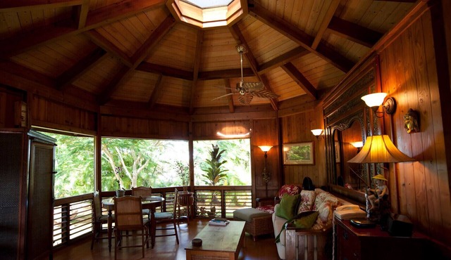 Private Handcrafted Cottage, Walk to Secluded Beach, Hot Tub, Tandem Kayak, WiFi