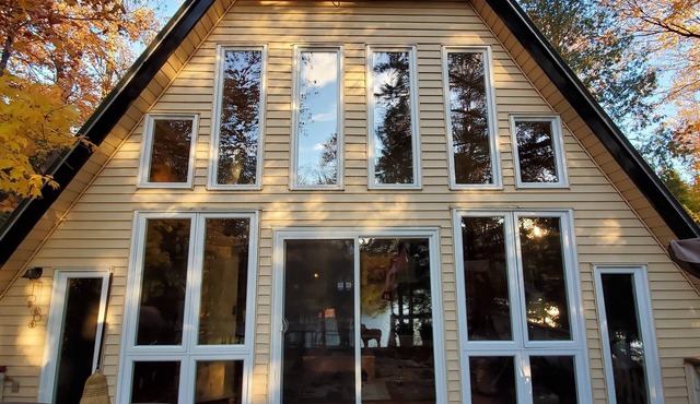 PRIVATE LAKE FRONT COTTAGE near Burks Falls