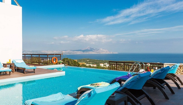 Private Pool ★ Sea view ★ BBQ ★ 2min drive to beach