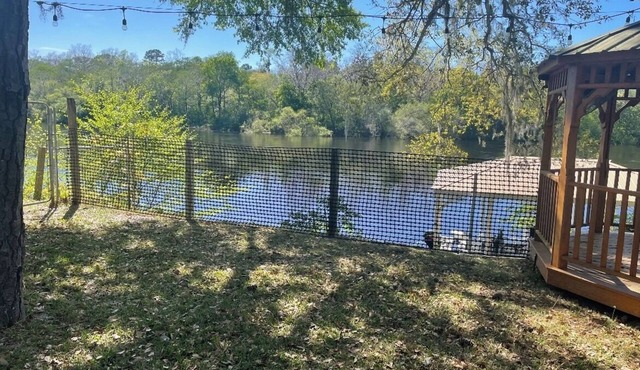 Private River Paradise- Cozy 3-bedroom house in welcoming Bell, Fl- with WiFi