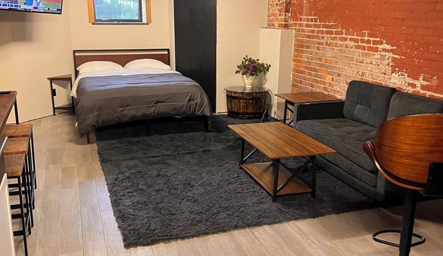 Private Studio Apartment 2 Blocks from all arenas! Event Parking Included