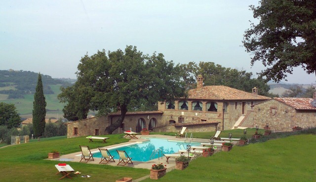 Private Villa with A/C, private pool, internet, TV, patio, panoramic view, close to Montepulciano
