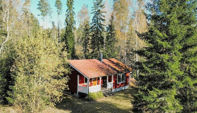 Red forest house with sauna near Sunne