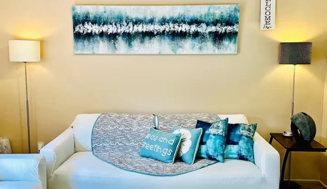 Relax at The Deep Blue Nest –Family Friendly Getaway by the Ocean & Private Yard