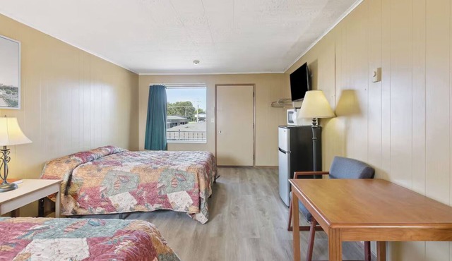 Relax + Recharge w/Affordable Room w/Free Parking & Close to Dining Options