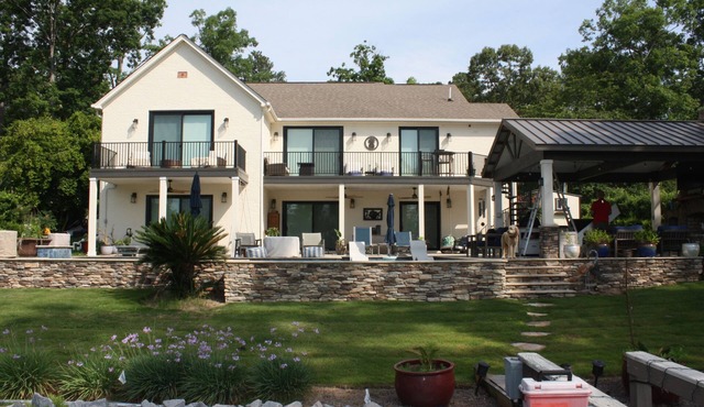 Relaxing lake front cottage! Pool, outdoor kitchen, Dog Friendly!