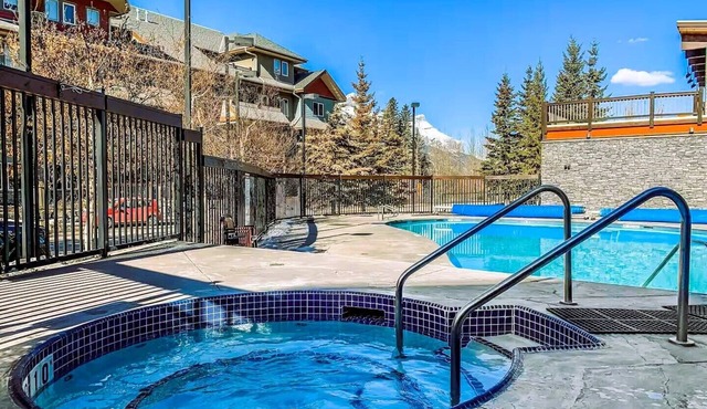 🥇Renovated 2BR, AC, Heated Pool, Hot Tub, Pets ok!