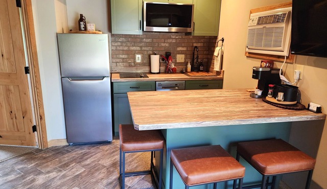 Renovated! Cute, 1 bdrm sleeps 2 Golf/ski. pool and Wifi! new KING bed.