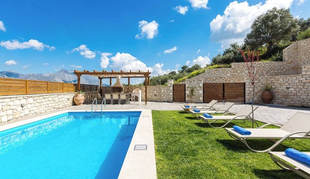 Renta Villa Georgios, with Pool, BBQ & Playground, Close to the beach