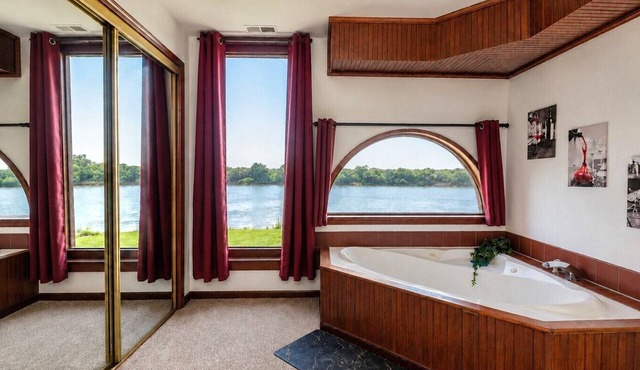 Riverfront 2 BR Jacuzzi Cabin w/Sunset Balcony