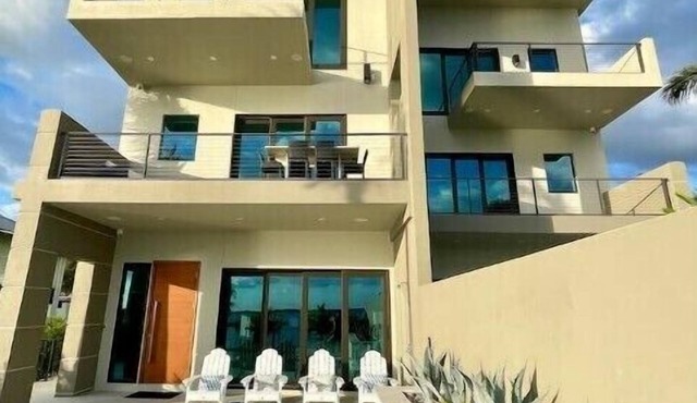 Riverview Oasis- Riverfront Paradise with Dock, Elevator, Private Pool & Kayaks