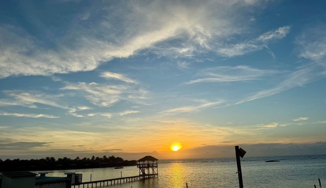Roatan Beachfront Paradise: Private Pool, Divers’ Dream & Whole-Home Generator!