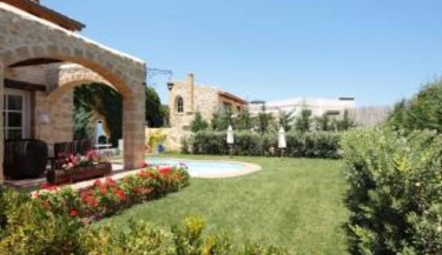 Rock House's Villa Melody, secluded with private pool and garden, very quiet!