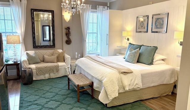 ROMANTIC RETREAT, Great Location, King bed , Wifi, Deeded beach access