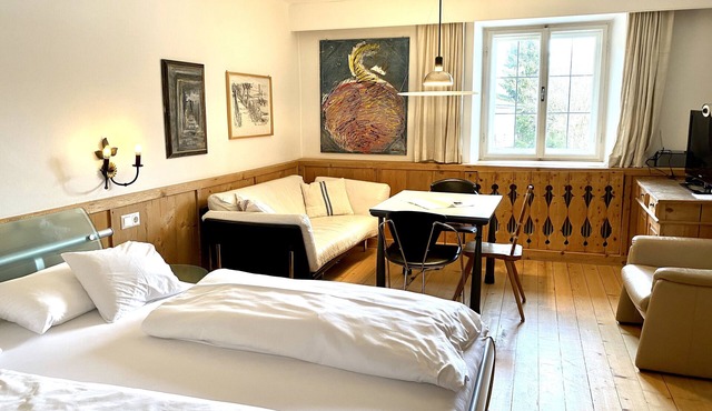 Romantic studio with garden, SWIMMING POOL, mountain railways for free